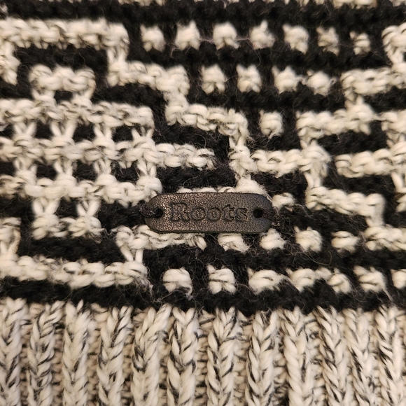 Roots "Snowy Fox" Side-Slit Tunic Sweater - Picture 5 of 7